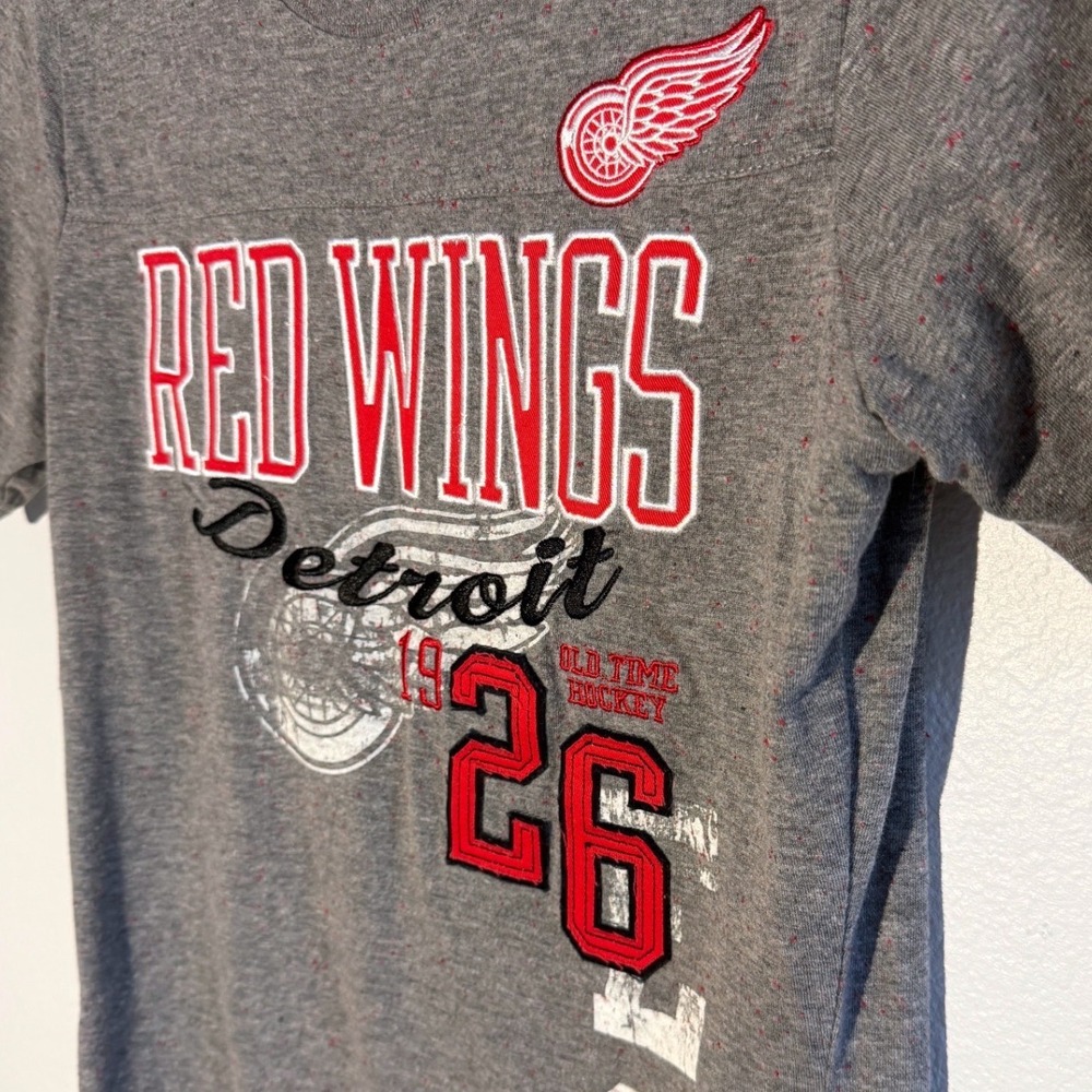 Old Time Hockey Detroit Red‎ Wings Womens Small Gray Graphic T-Shirt NHL Newbury - Picture 2 of 8